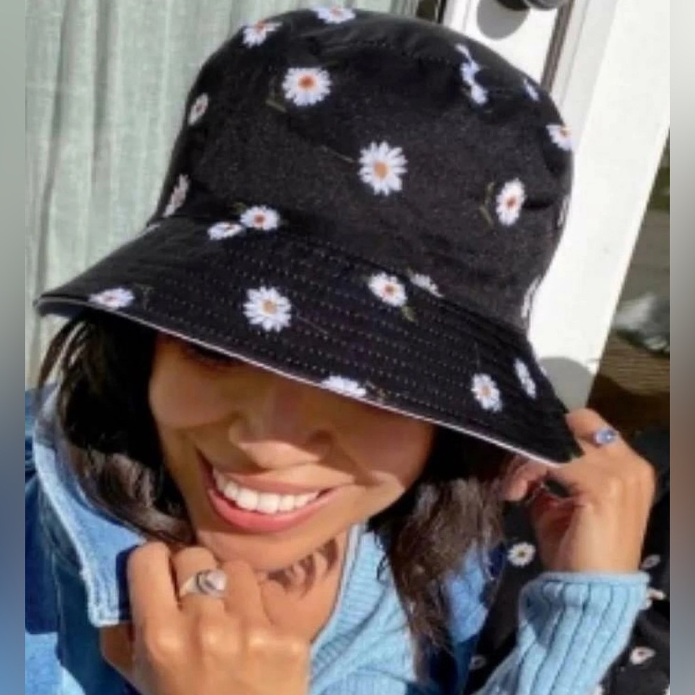 Black Daisy Bucket Hat